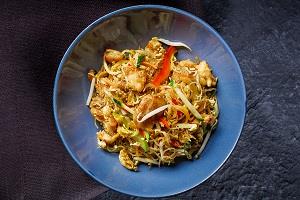 Сингапурская Лапша с курицей и креветками