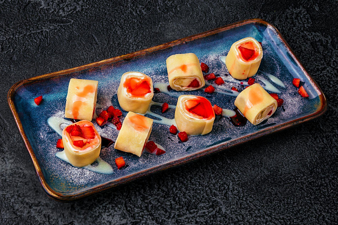 Сладкий ролл с бананом и клубникой
